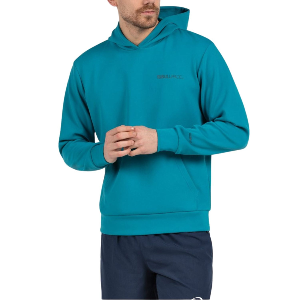 Turquoise Bullpadel Albier hoodie gecombineerd met donkerblauwe short