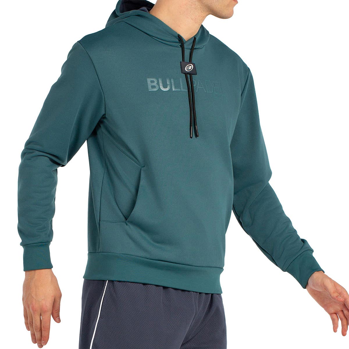 Schuin vooraanzicht van de petrolkleurige Bullpadel Hoodie Binee met logo op de borst