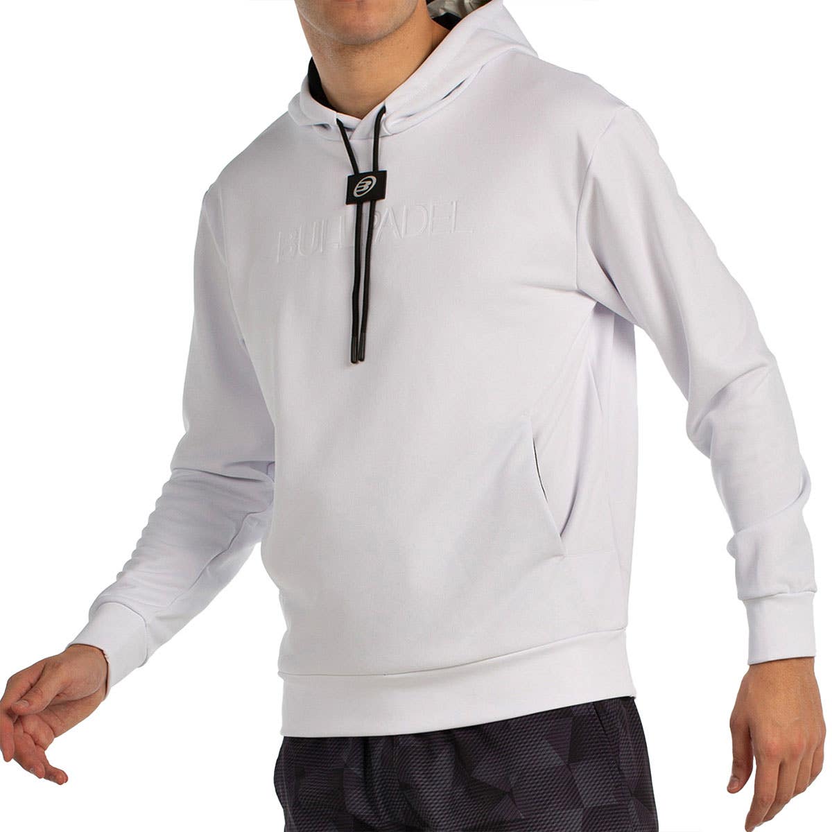Zijaanzicht van de witte Bullpadel Hoodie Binee met steekzak op het voorpand