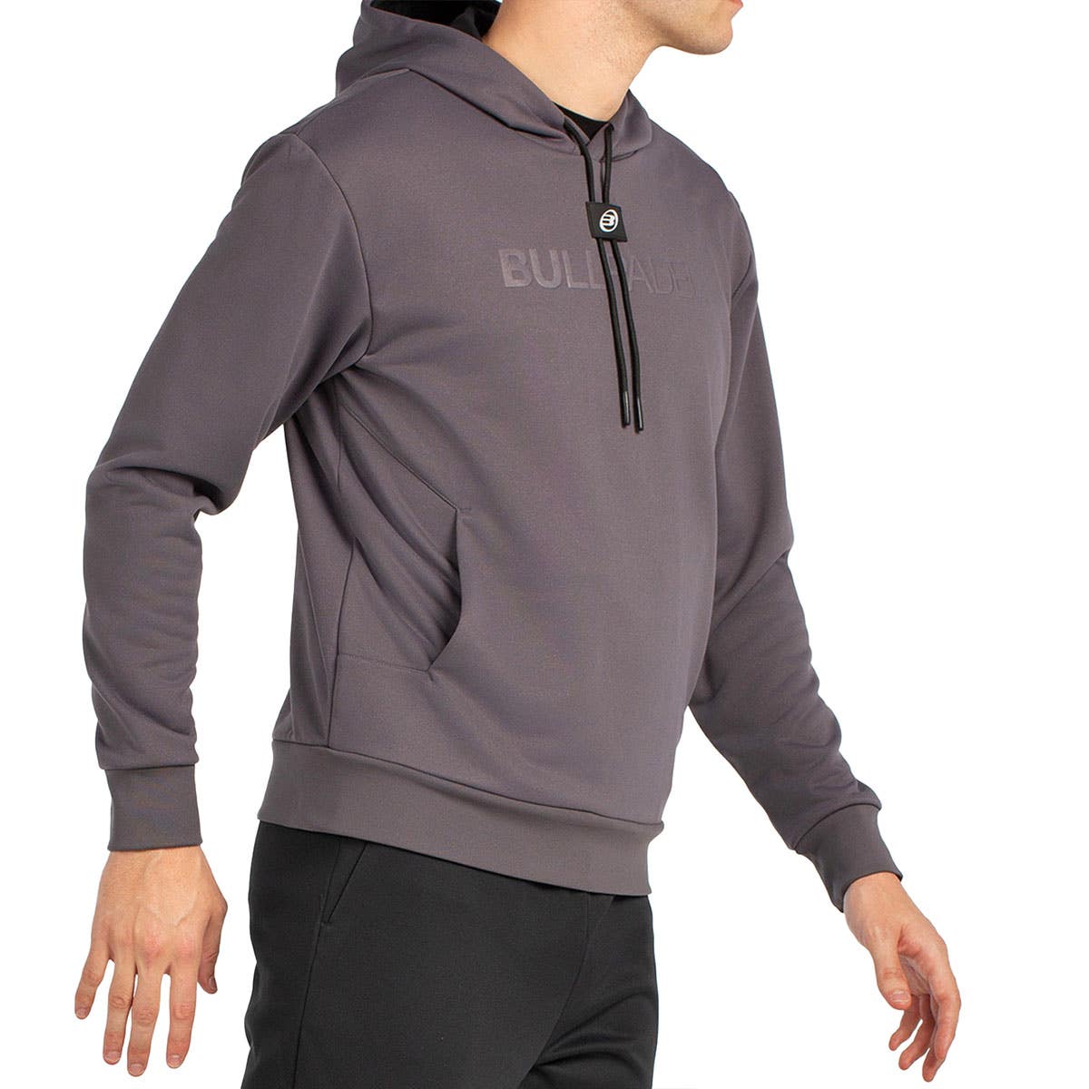 Schuin vooraanzicht van de grijspaarse Bullpadel Hoodie Binee met logo op de borst