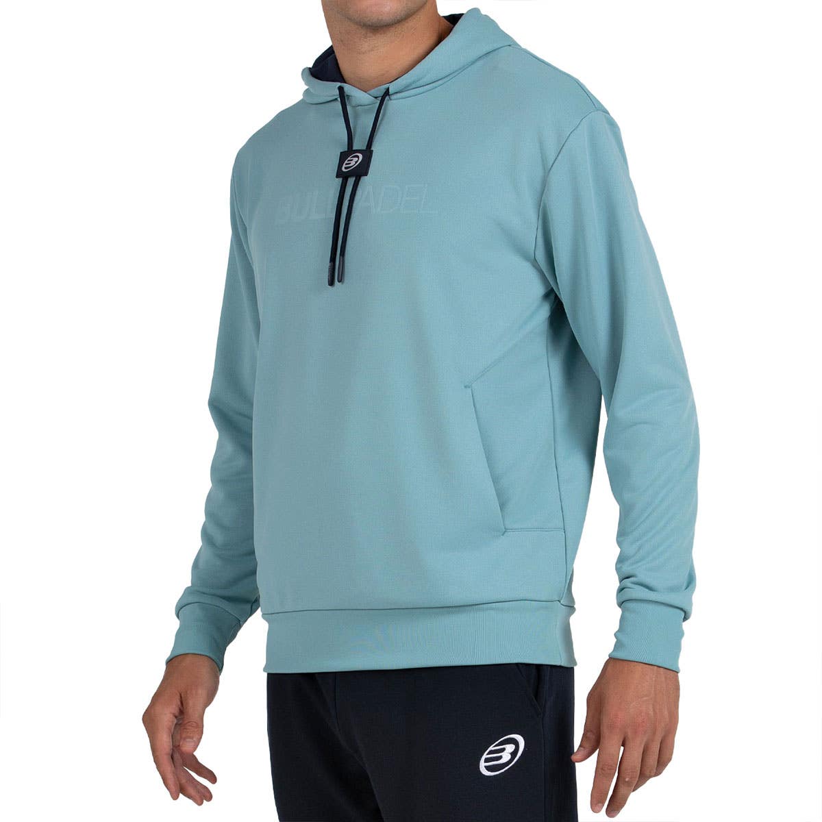 Schuin vooraanzicht van de aquablauwe Bullpadel Hoodie Binee met logo op de borst