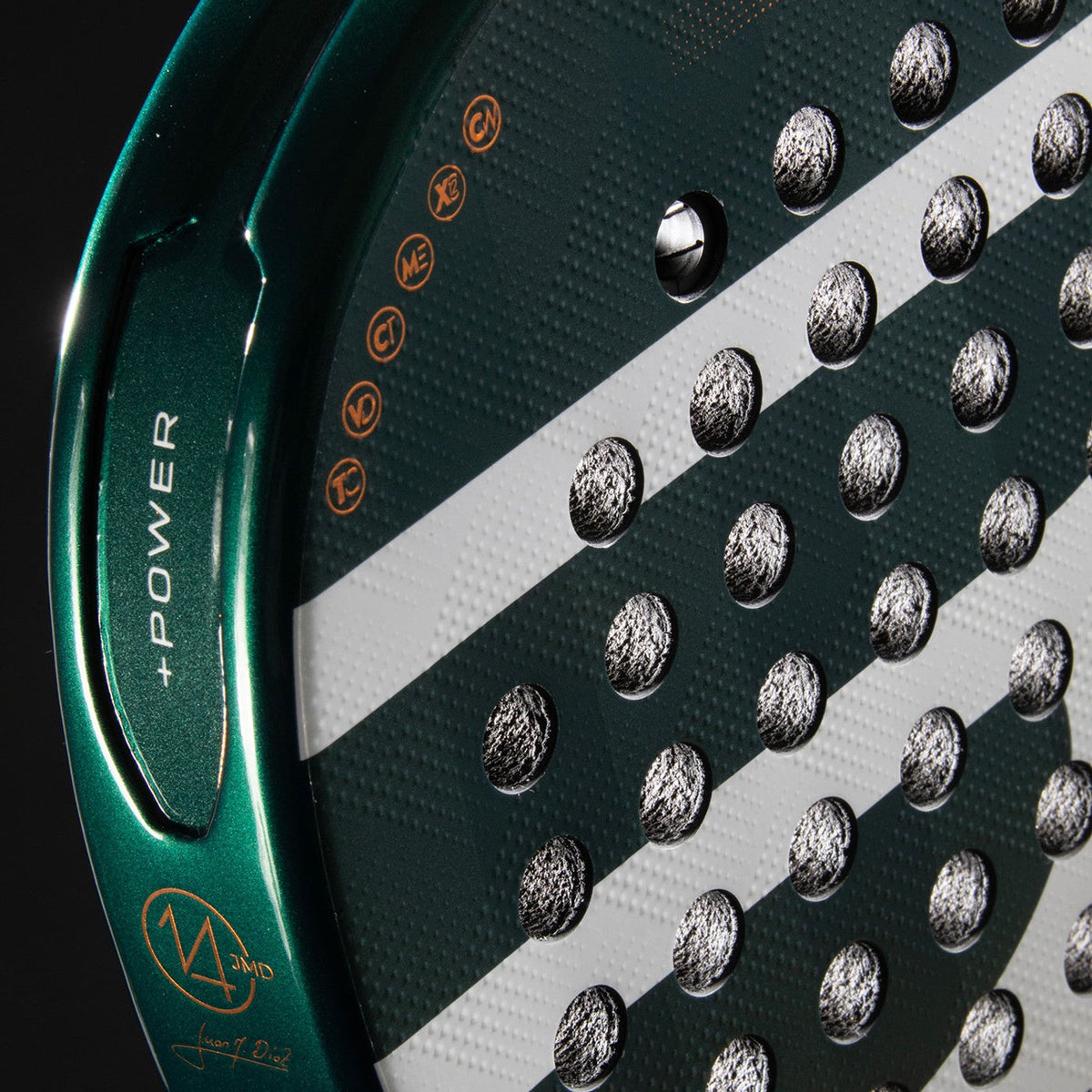 Close-up van het slagvlak van het Bullpadel ICON 26 met witte strepen en POWER-opdruk