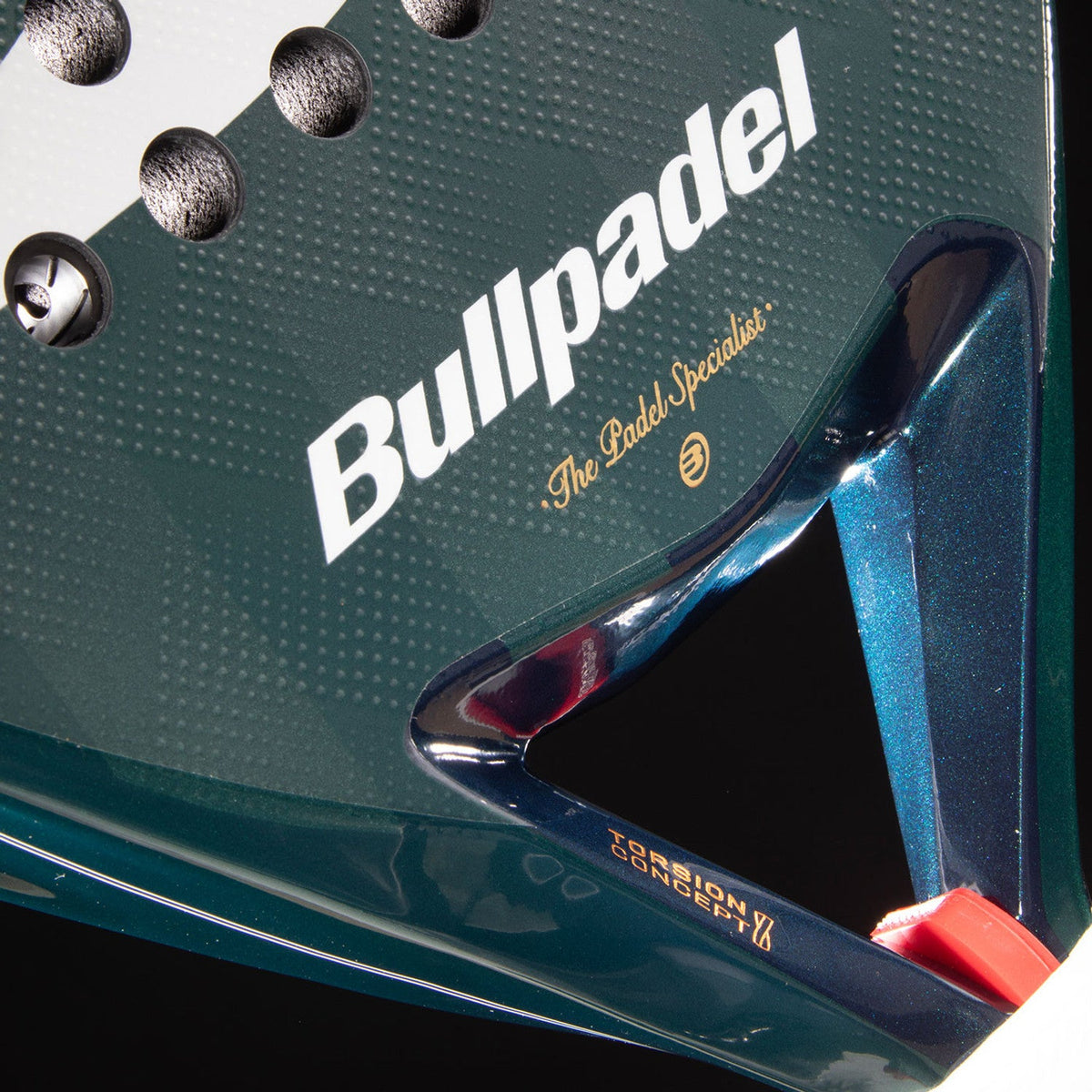 Close-up van de keel van het Bullpadel ICON 26 met oranje accent onder de merkopdruk