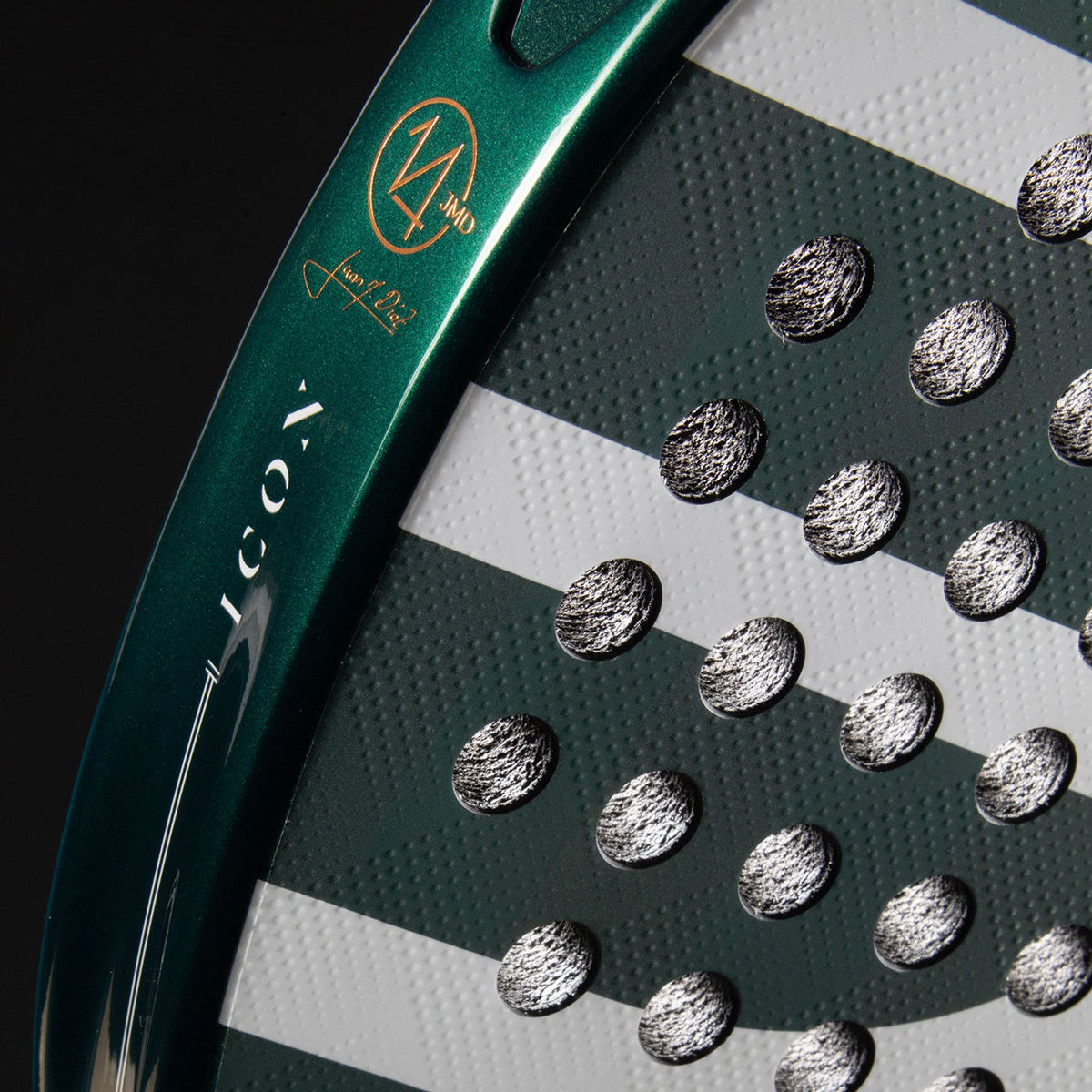 Close-up van het ruwe slagvlak van het Bullpadel ICON 26 met gouden ICON-opdruk
