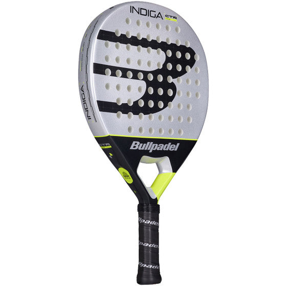 Bullpadel Indiga Control 26 padelracket schuin vooraanzicht, ronde vorm in grijs