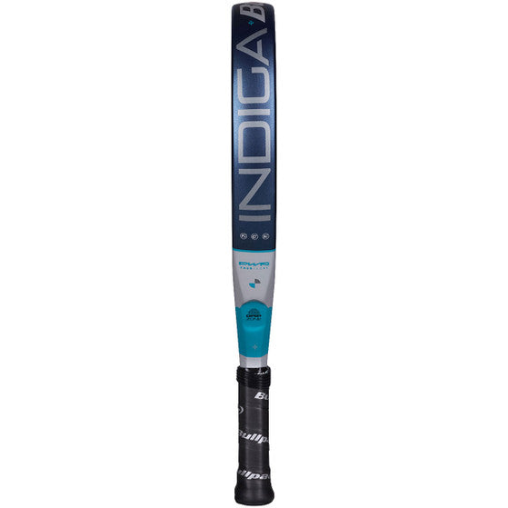 Zijaanzicht van het Bullpadel Indiga Power 26 met Indiga-opdruk op het frame