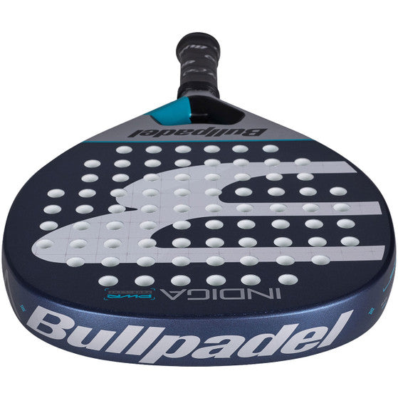 Bovenaanzicht van het Bullpadel Indiga Power 26 met Bullpadel-logo op de framerand