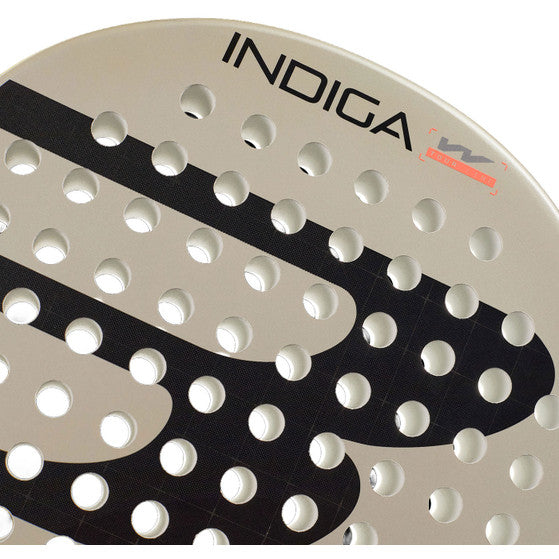 Close-up van het slagvlak van het Bullpadel Indiga W 26 met gaten en zwart logo