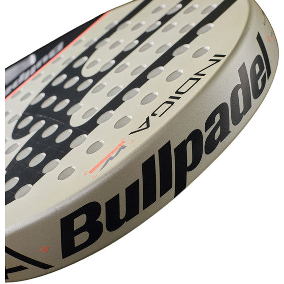 Detaliu al ramei rachetei Bullpadel Indiga W 26 cu sigla Bullpadel