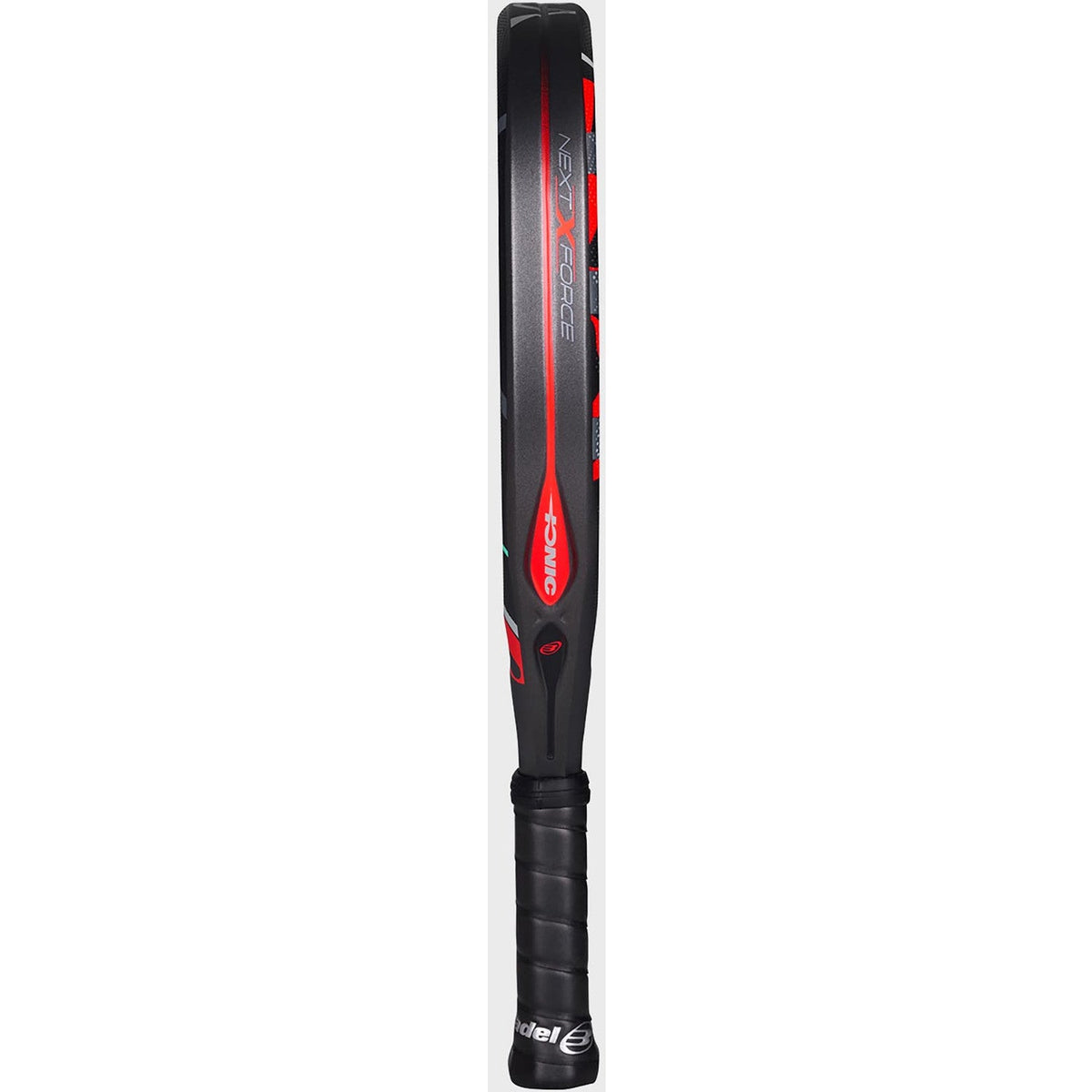 Zijaanzicht van het Bullpadel Ionic Control 26 over de volle lengte met rood accent