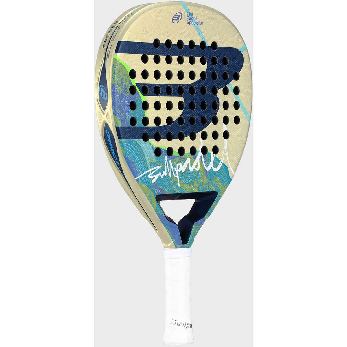 Bullpadel Ionic Light 26 schuin vooraanzicht, hybridevorm in zandkleur en blauw