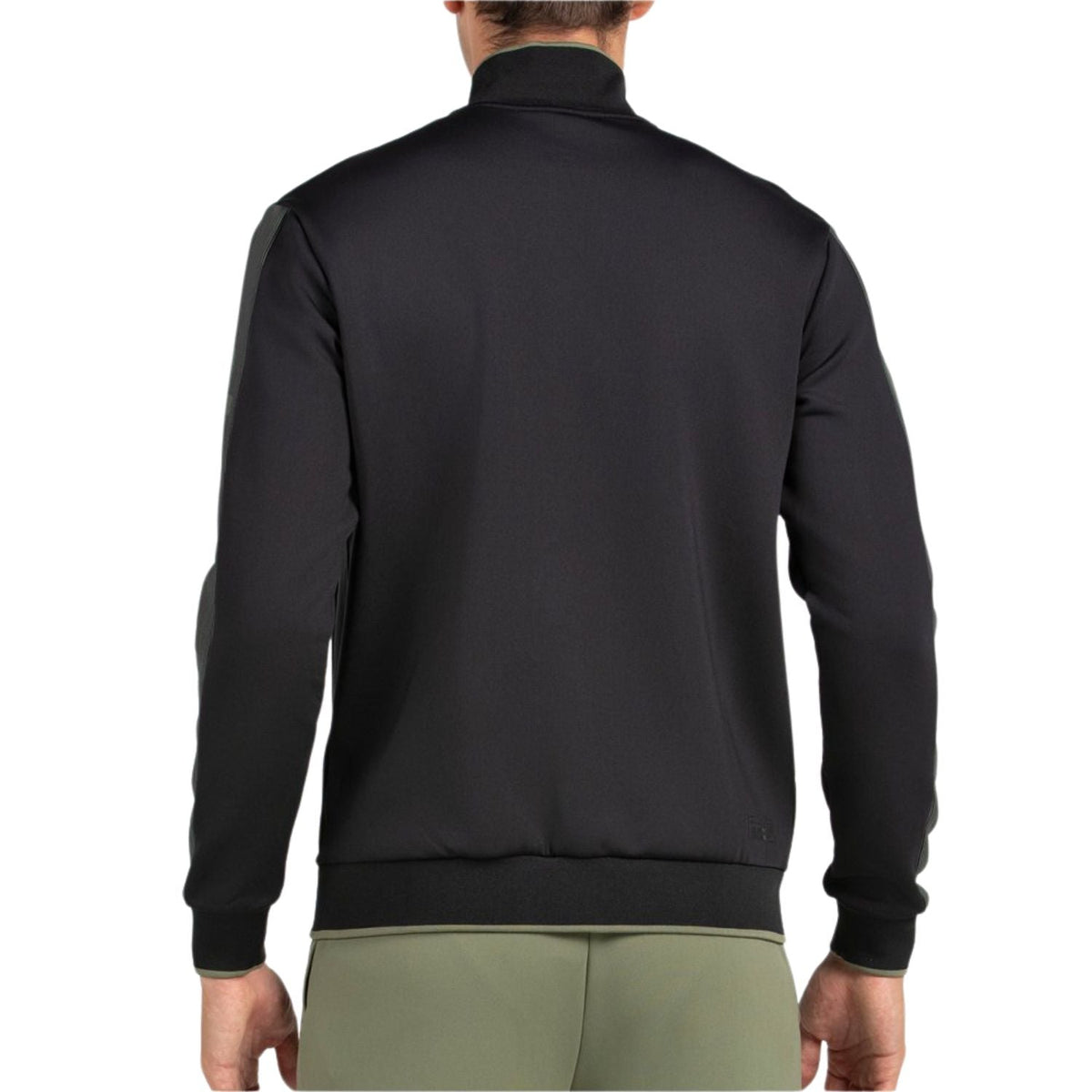 Achterkant van het zwarte Bullpadel Jacket Pindaro met geribde boorden op model