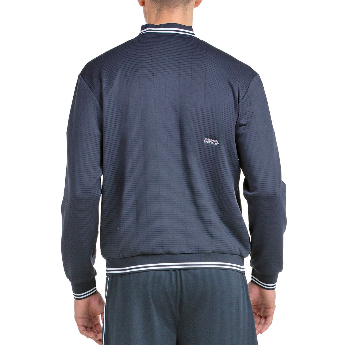 Achterzijde van het donkerblauwe Bullpadel Jacket Trombe met logo onder de kraag