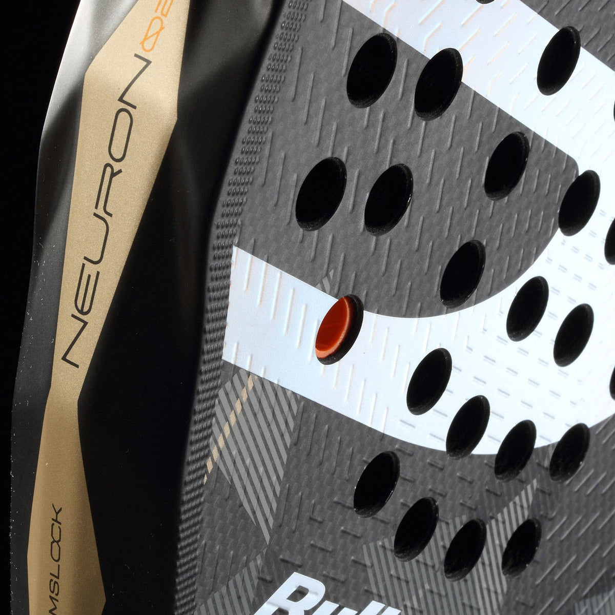 Nahaufnahme des Rahmenrandes des Bullpadel NEURON 02 26 mit goldenem NEURON-Aufdruck