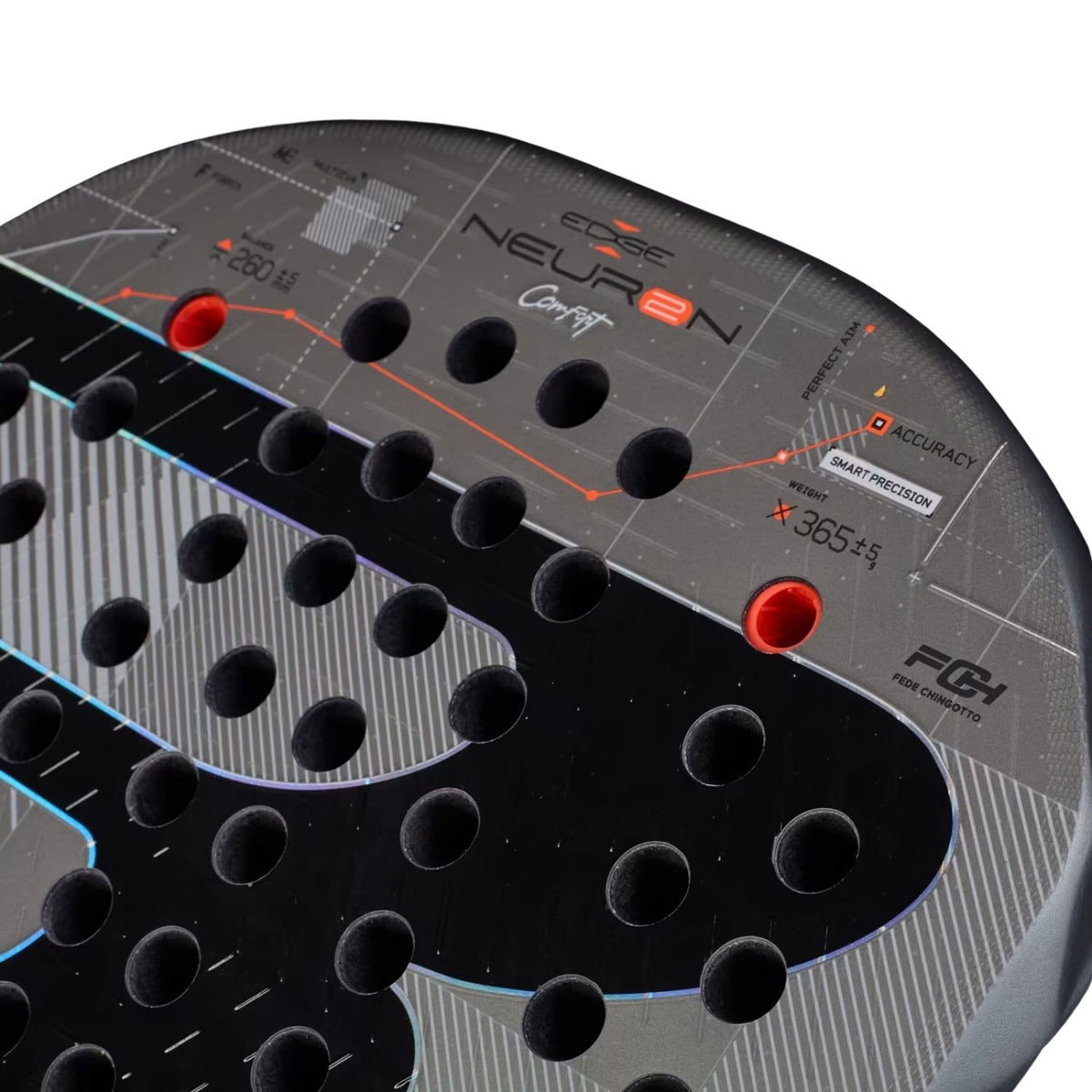 Close-up van het slagvlak van het Bullpadel Neuron 02 Comfort 27 met rode inzetstukken