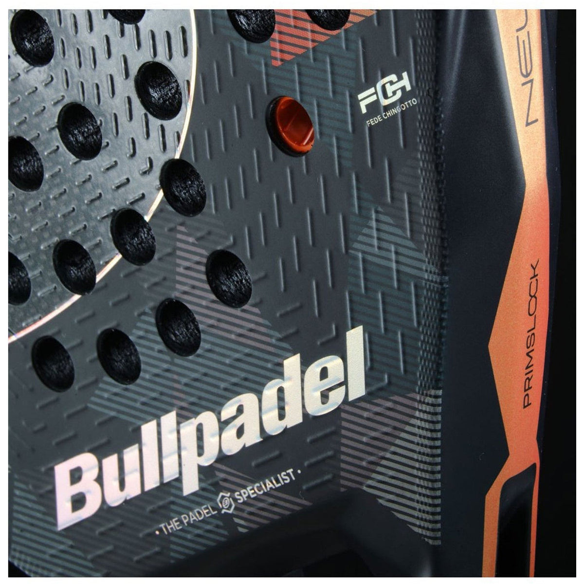 Close-up van het slagvlak van het Bullpadel NEURON 02 Edge 26 met witte merkopdruk