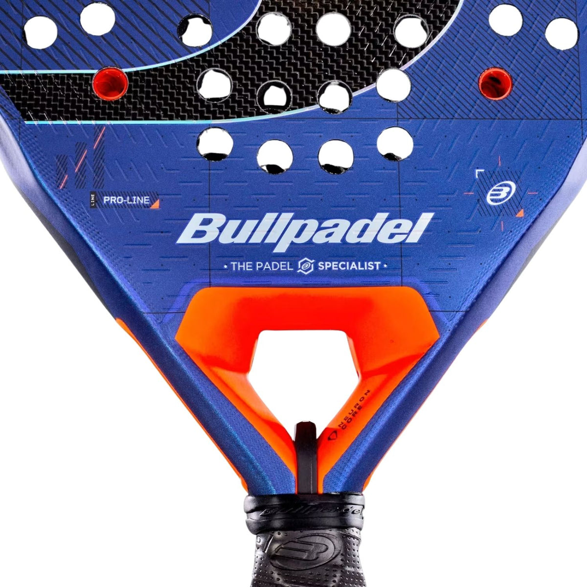 Detail van het hart van het Bullpadel Neuron 27 met Bullpadel-logo en oranje accent