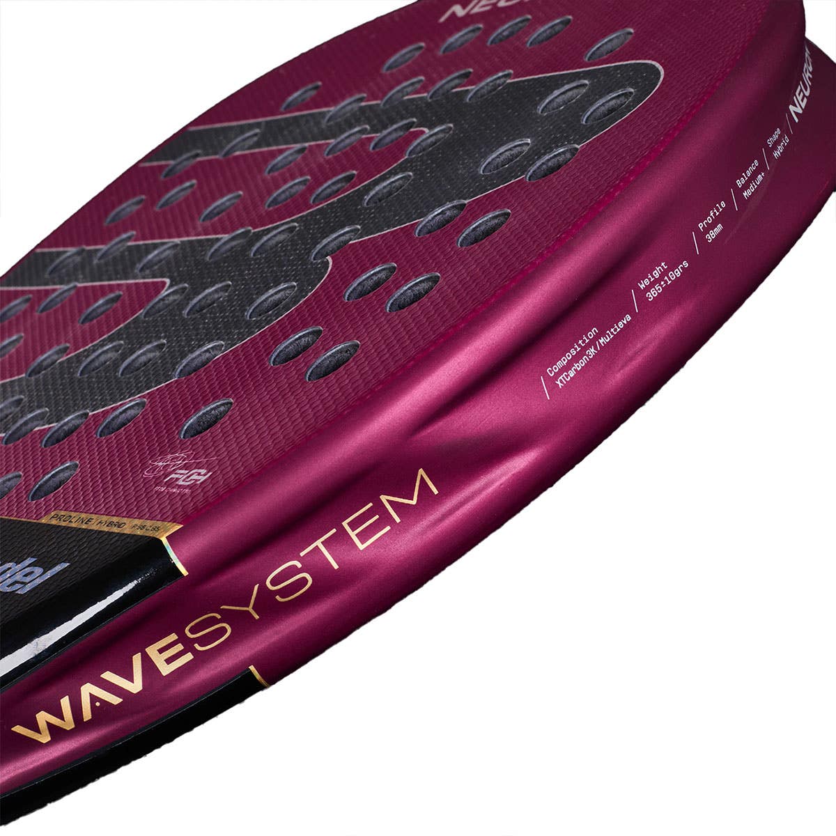 Close-up van het slagvlak van het Bullpadel NEURON Premier met WAVESYSTEM-opdruk