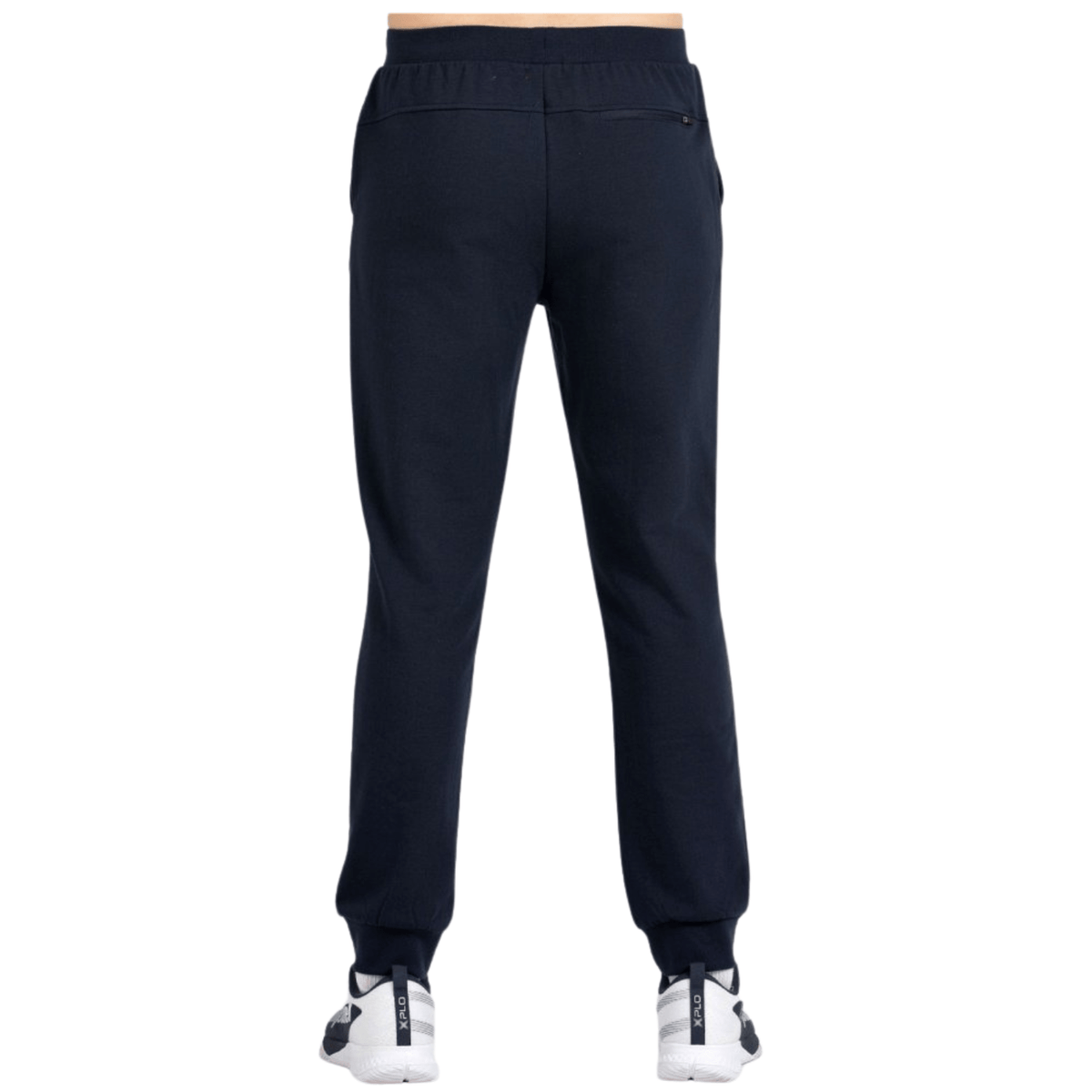 Achterkant van de donkerblauwe Bullpadel Pants Basar joggingbroek op het model