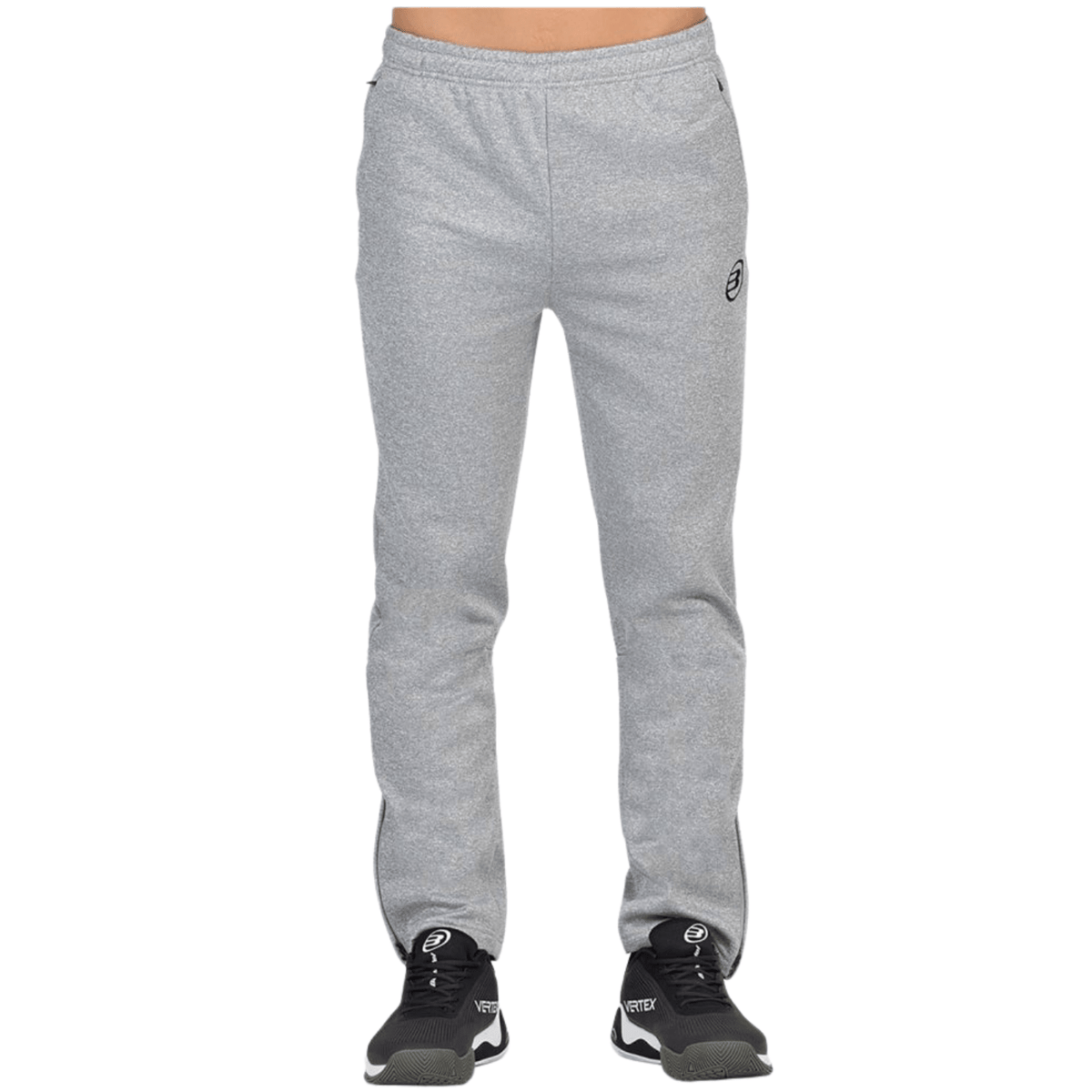 Vista frontal de los pantalones Bullpadel Brome, de color gris claro y corte recto.