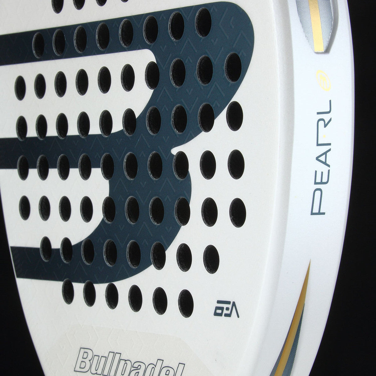 Close-up van het slagvlak van het Bullpadel Pearl 26 met de opdruk PEARL in blauw