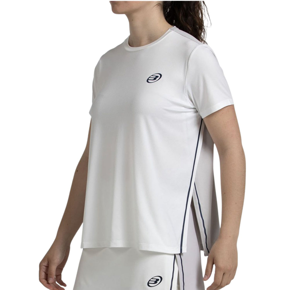 Schuin vooraanzicht van het witte Bullpadel Picase T-shirt met bies op de zijnaad