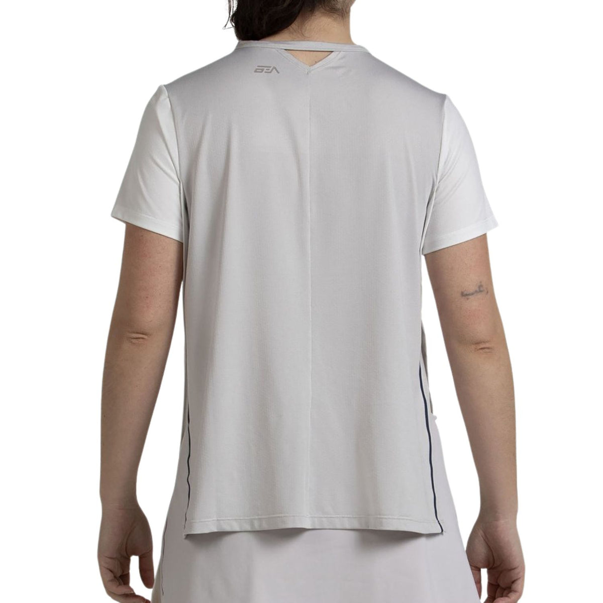 Achterzijde van het witte Bullpadel Picase T-shirt met ronde hals op het model