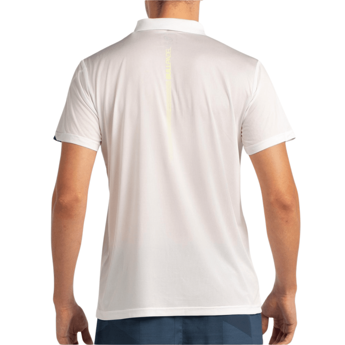 Achterzijde van de witte Bullpadel Polo Lucir met korte mouwen op het model