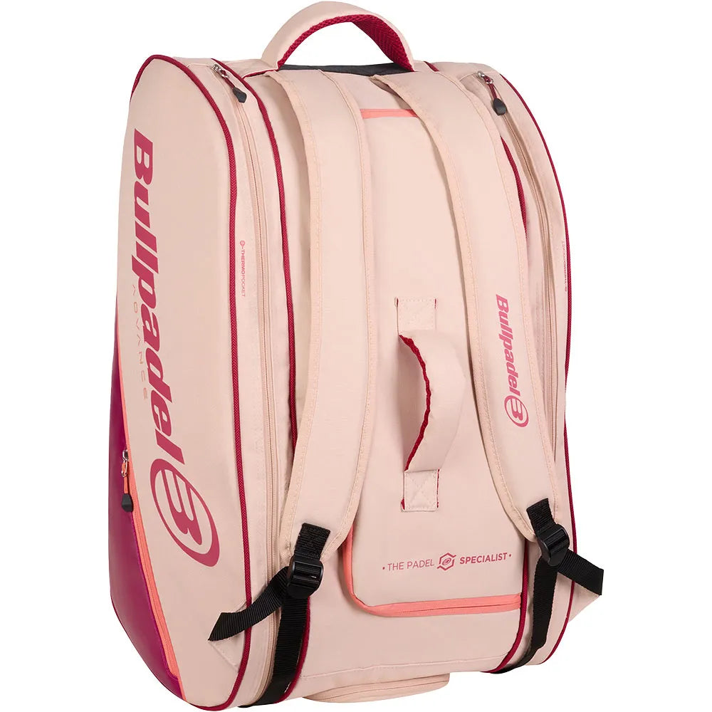 Achterzijde van de lichtroze Bullpadel Advance 2026 racketbag met gevoerde rugbanden.