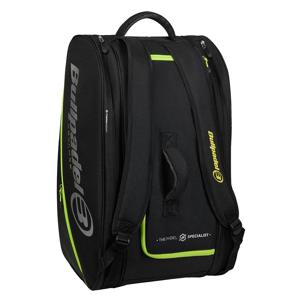 Achterzijde van de zwart-limegroene Bullpadel Advance 2026 racketbag met rugbanden.