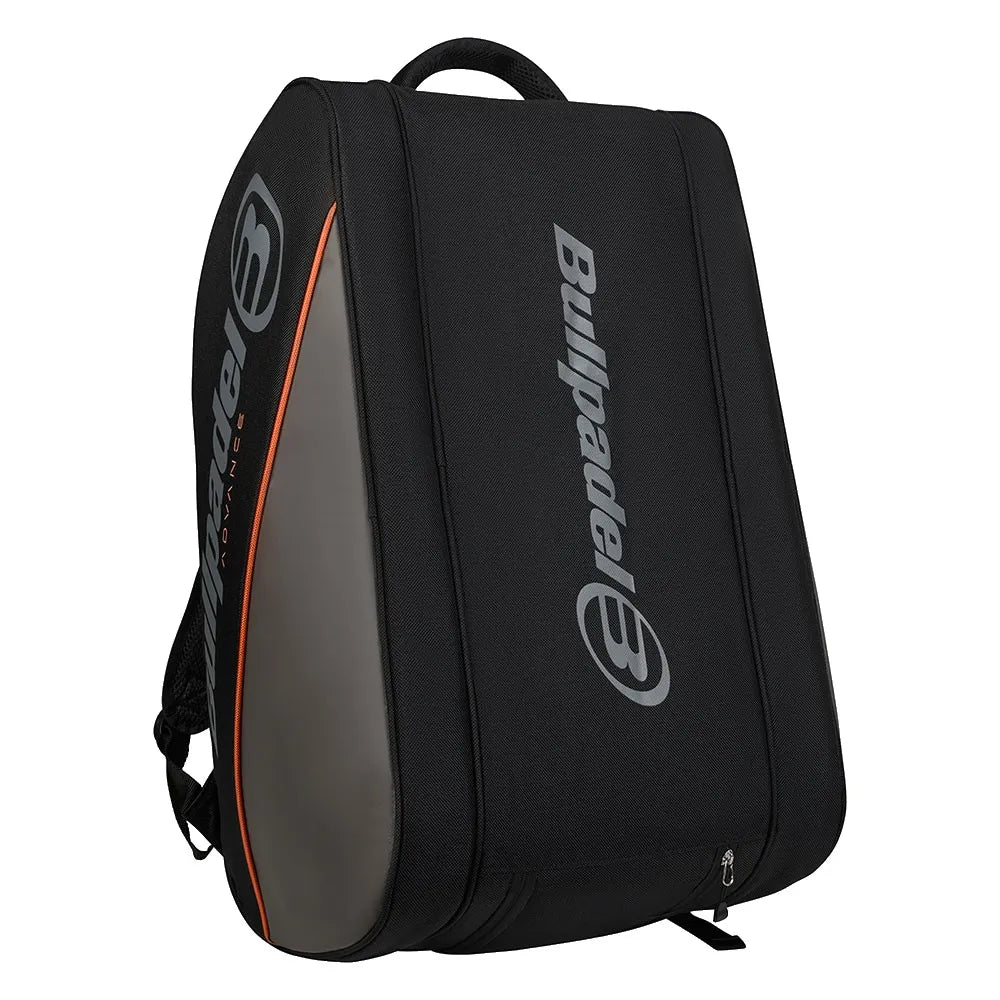 Rechtopstaande zwarte Bullpadel Advance 2026 racketbag met grijze zijkant.