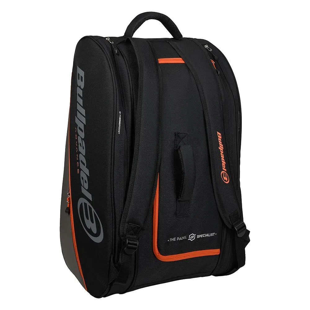 Achterzijde van de zwarte Bullpadel Advance 2026 racketbag met oranje accenten.