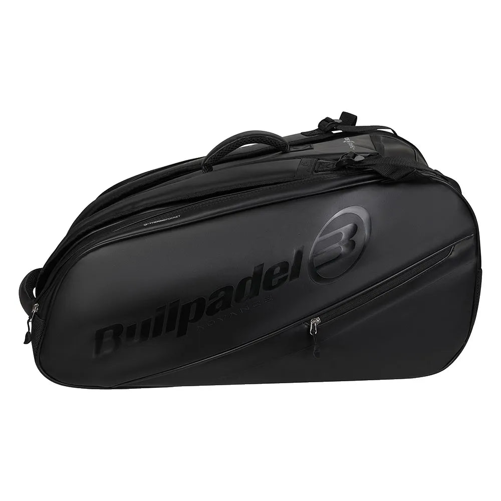 Zijaanzicht van de volledig zwarte Bullpadel Racketbag Casual 2026 met mat logo.
