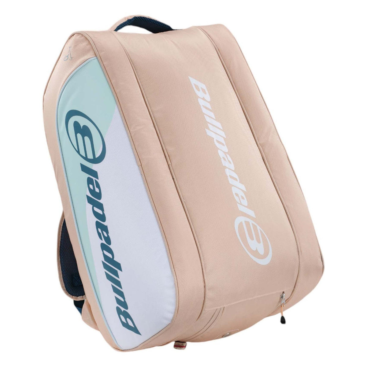 Rechtopstaande nudekleurige Bullpadel Elite racketbag met mintgroene letters.