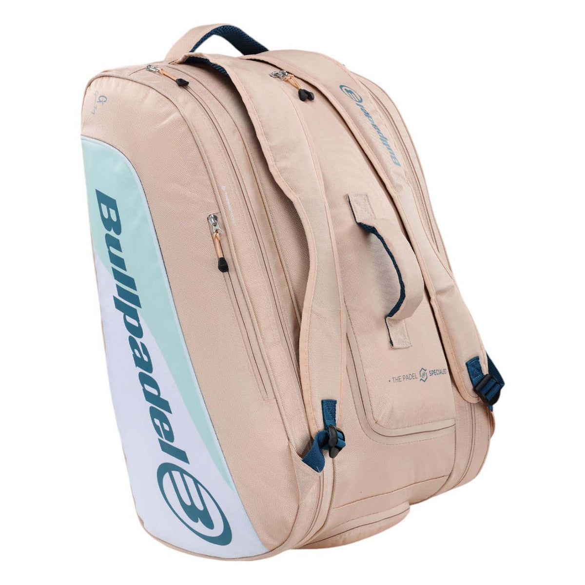Achterzijde van de beigeroze Bullpadel Elite racketbag met donkere schouderbanden.