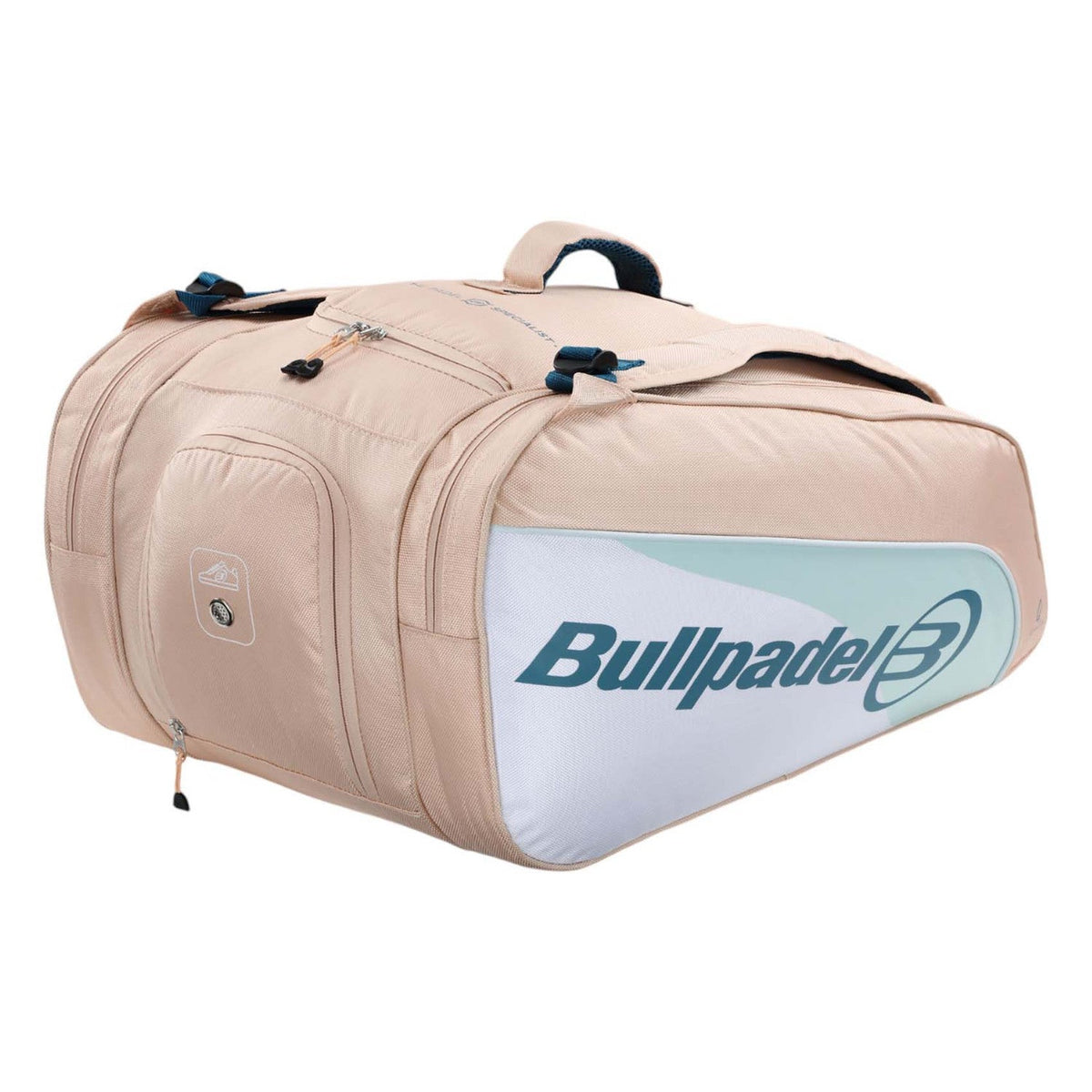 Schuin aanzicht van de nudekleurige Bullpadel Elite racketbag met wit zijpaneel.
