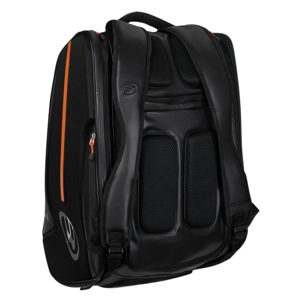 Achterzijde van de zwart-oranje Bullpadel Hack 2026 racketbag met rugpanelen.