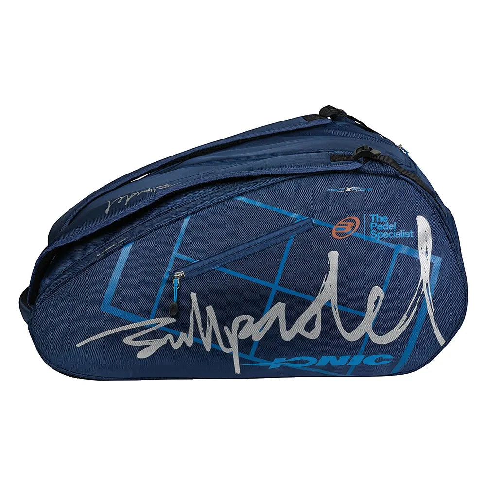 Zijaanzicht van de donkerblauwe Bullpadel Racketbag Ionic 2026 met lichtblauwe print.