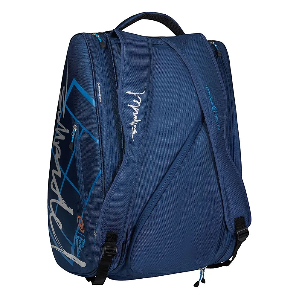 Achterzijde van de marineblauwe Bullpadel Ionic 2026 racketbag met schouderbanden.