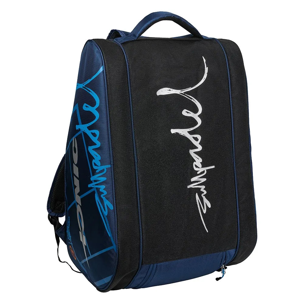 Rechtopstaande donkerblauwe Bullpadel Ionic 2026 racketbag met zwart voorpaneel.