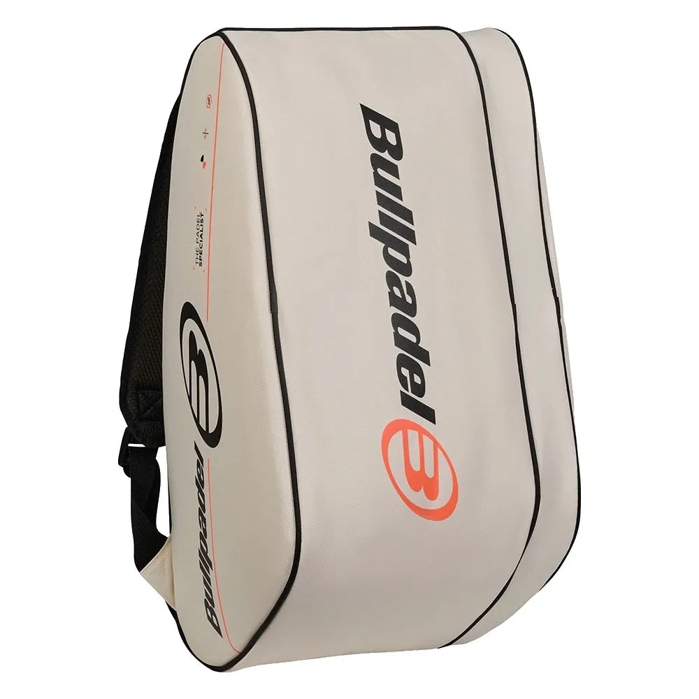 Rechtopstaande Tour 2026 racketbag in gebroken wit met zwart Bullpadel-logo en rode rits
