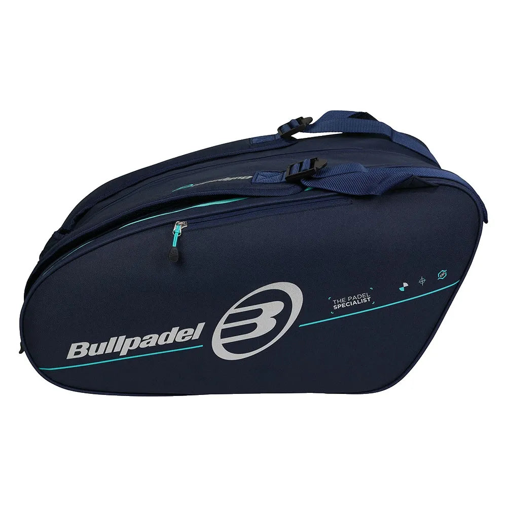 Zijaanzicht van de donkerblauwe Bullpadel Tour 2026 met turquoise rits en wit merklogo