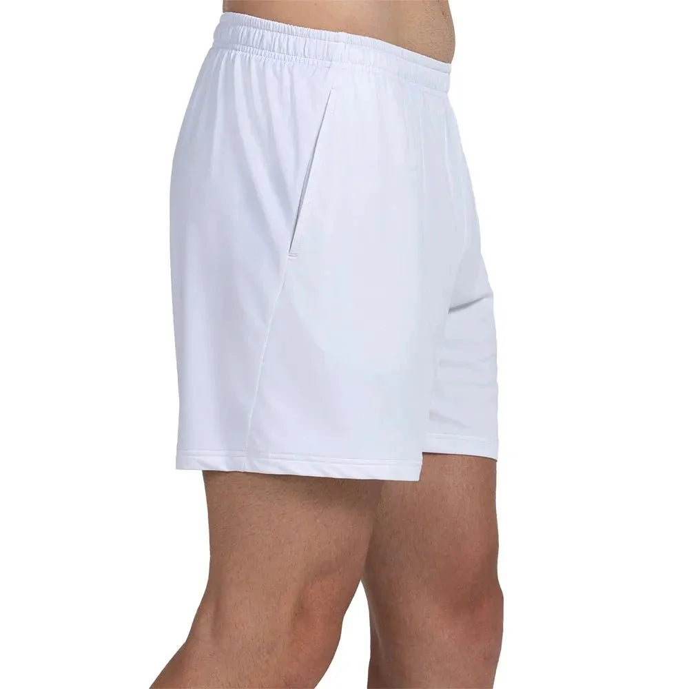 Vue de profil du short blanc Bullpadel Lijar avec une poche latérale le long de la couture latérale