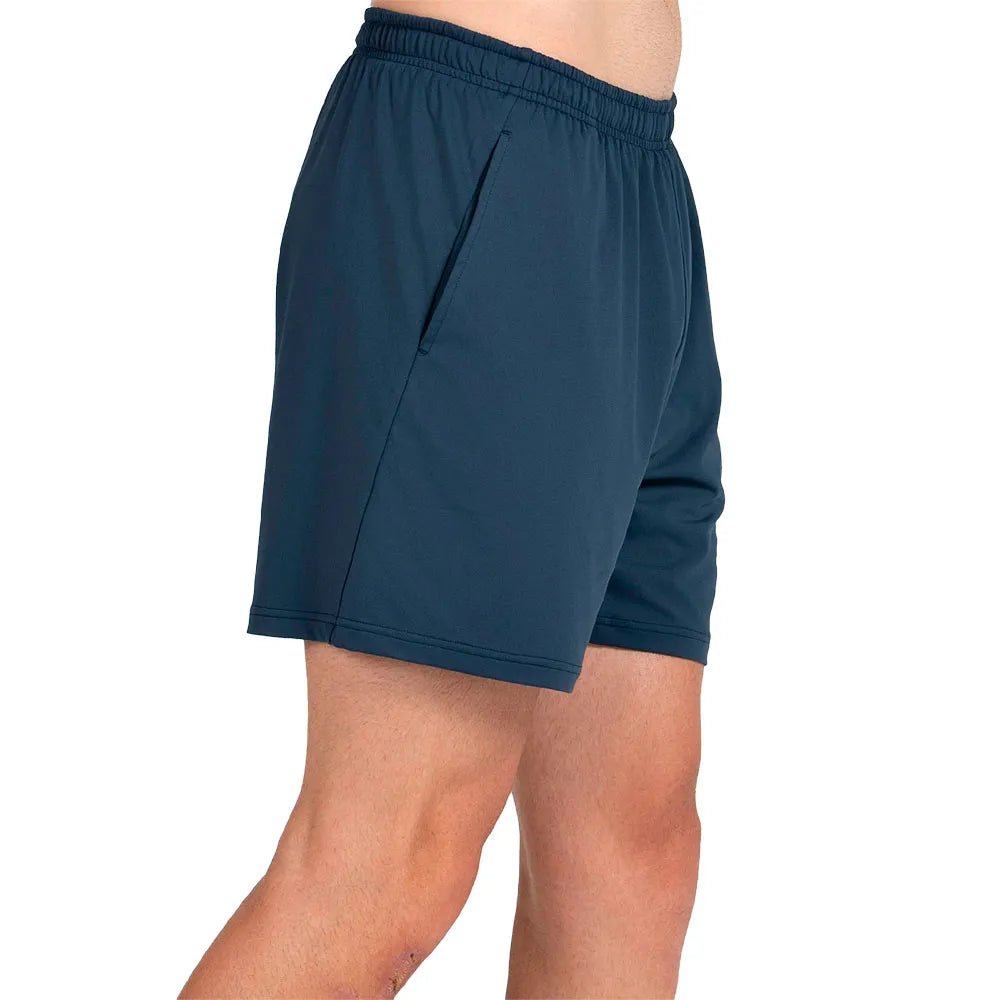 Zijaanzicht van de donkerblauwe Bullpadel Short Lijar met steekzak en rechte pijpen