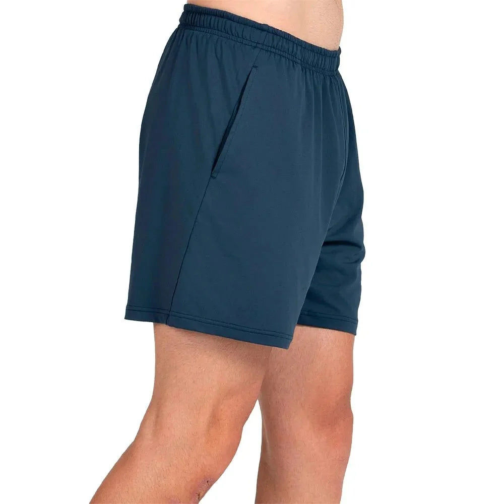 Zijaanzicht van de donkerblauwe Bullpadel Short Lijar met steekzak en rechte pijpen
