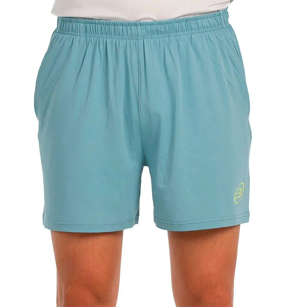 Vooraanzicht van de lichtblauwe Bullpadel Short Lijar in aqua met geel logo op de pijp