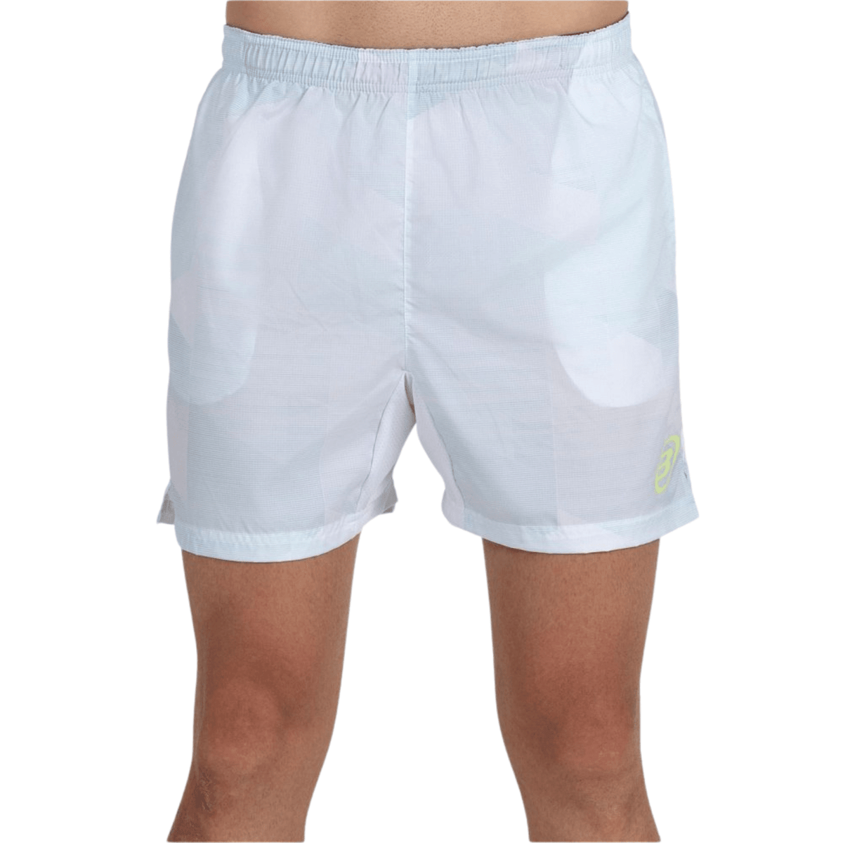 Vooraanzicht van de witte Bullpadel Short Lleno met subtiele toon-op-toon print