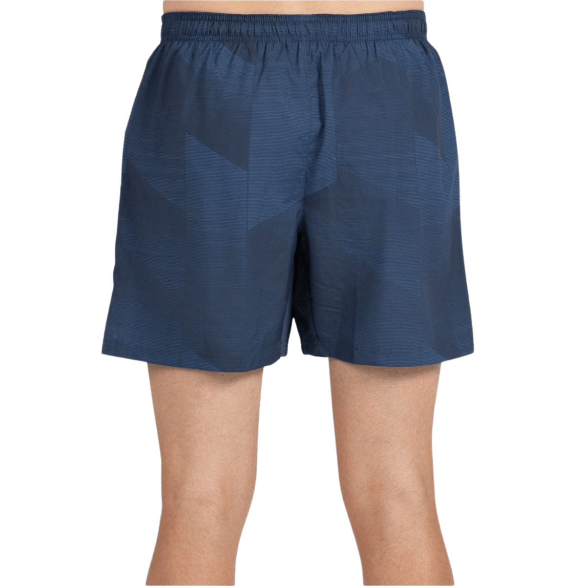 Model draagt de donkerblauwe Bullpadel Short Lleno met camouflageachtige vlakkenprint