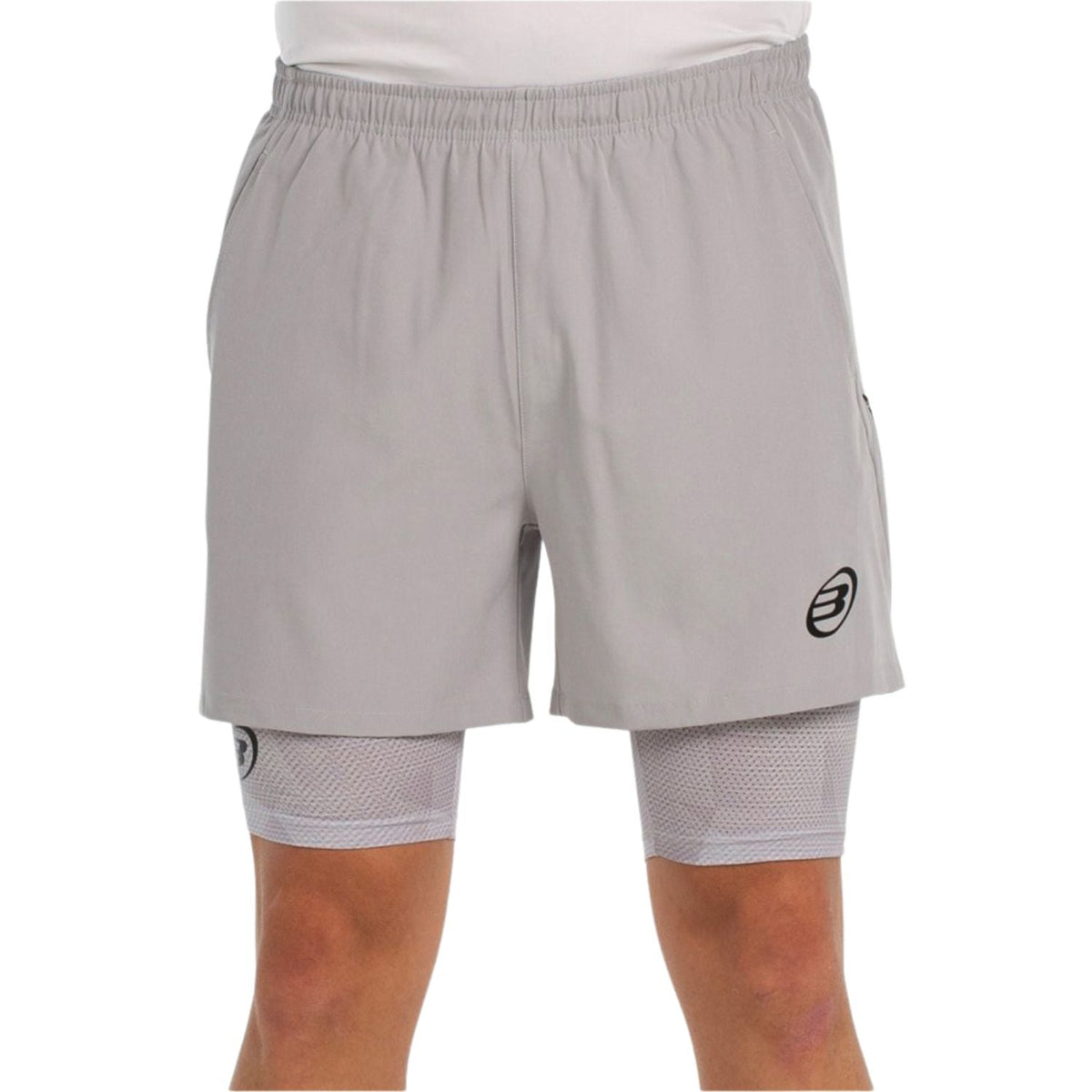 Vooraanzicht van de lichtgrijze Bullpadel Short Manzan met zichtbare grijze binnenbroek