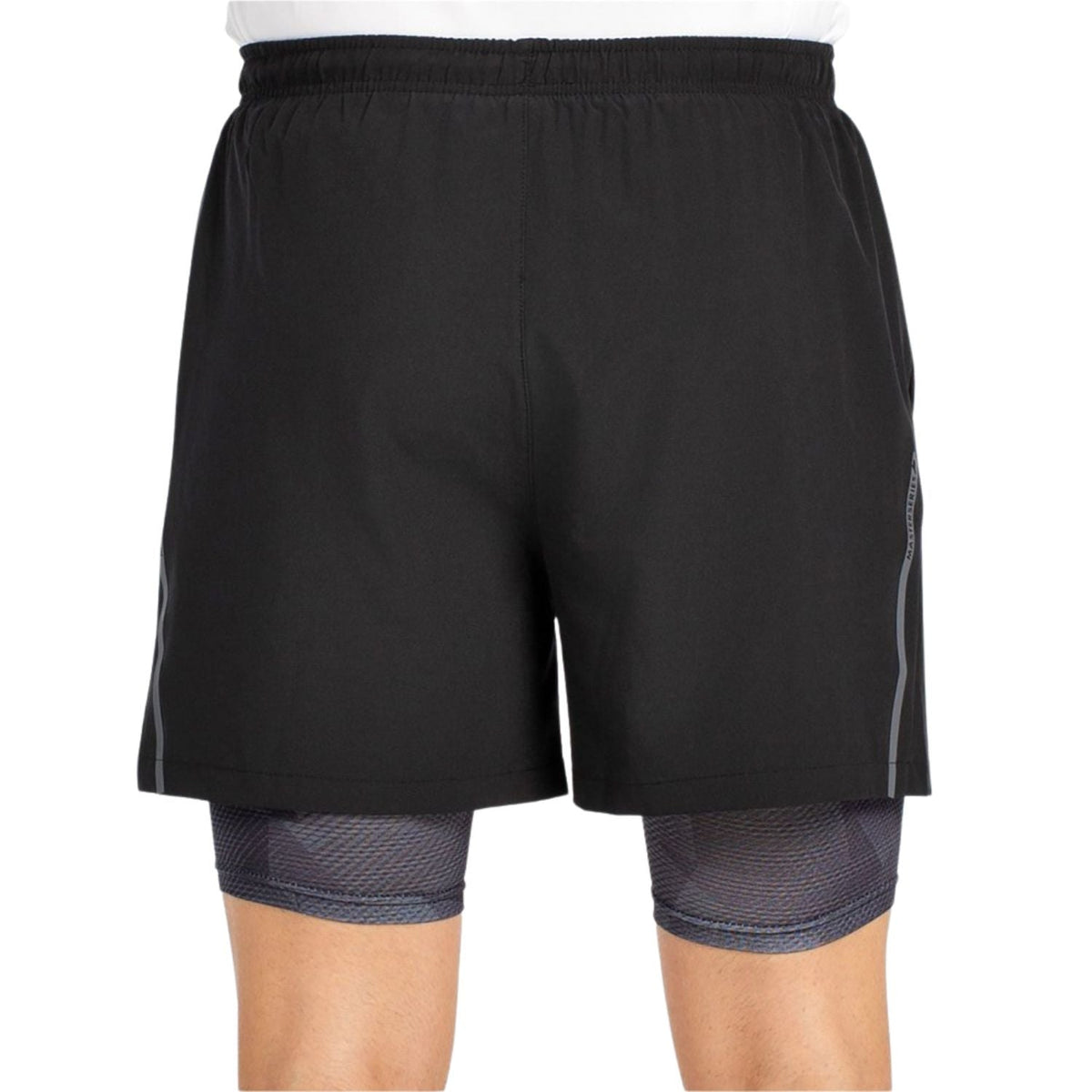 Model draagt de zwarte Bullpadel Short Manzan, schuin aanzicht met langere binnenbroek